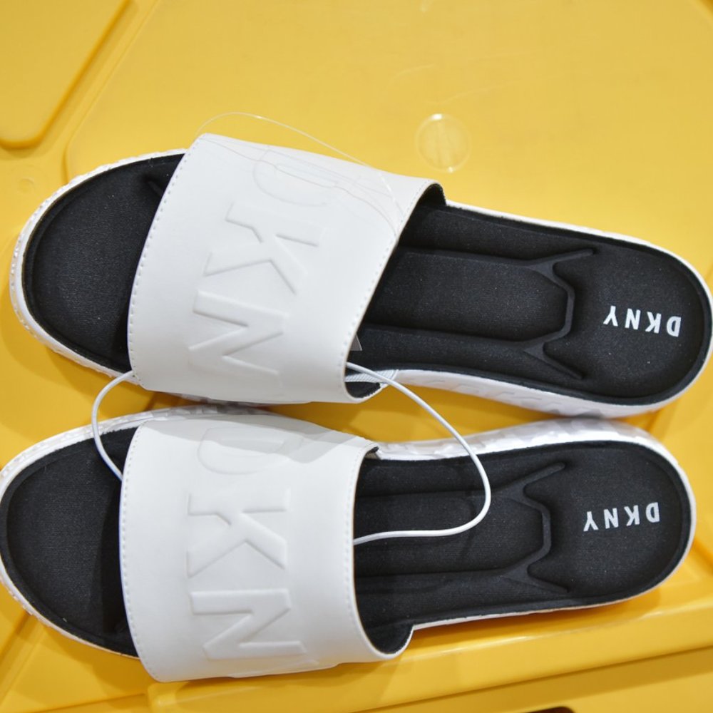 DKNY ladies leather slide‎  szie 10 .